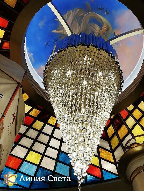 Хрустальная люстра установлена в холле отеля Марриотт Ройал Аврора