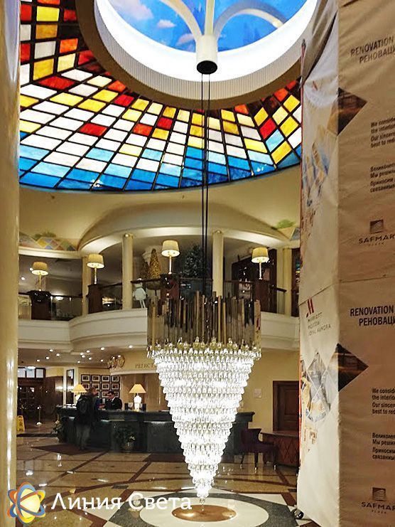 Хрустальная люстра установлена в холле отеля Марриотт Ройал Аврора
